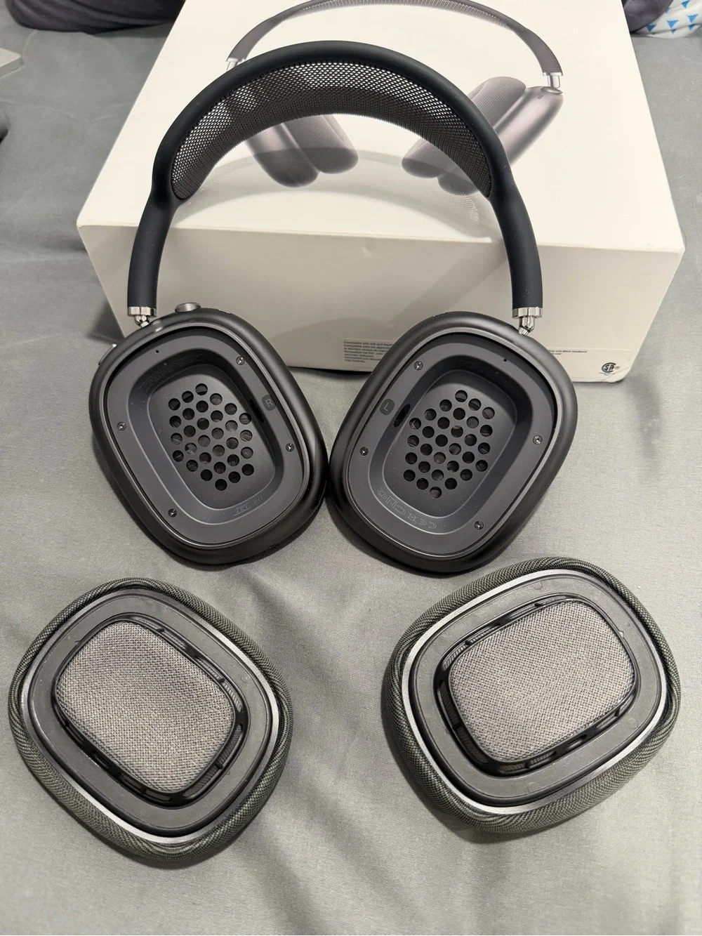 Apple AirPods Max Over-Ear Headphones in Space Gray Gen 1 Lightning